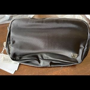 -Brand new w/tags Lululemon Everywhere Belt bag